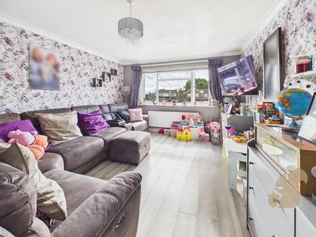 Flat for sale in Shotgate, Basildon