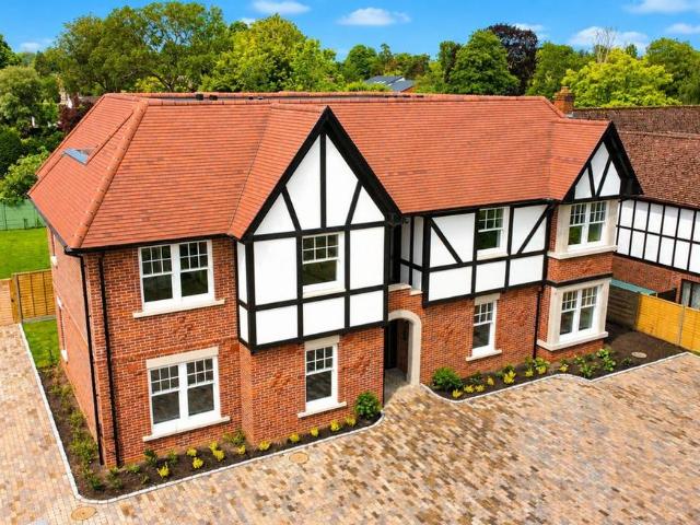 Flat for sale in East Molesey, Elmbridge