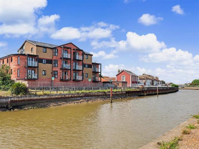 Flat for sale in Stokesby, Norfolk