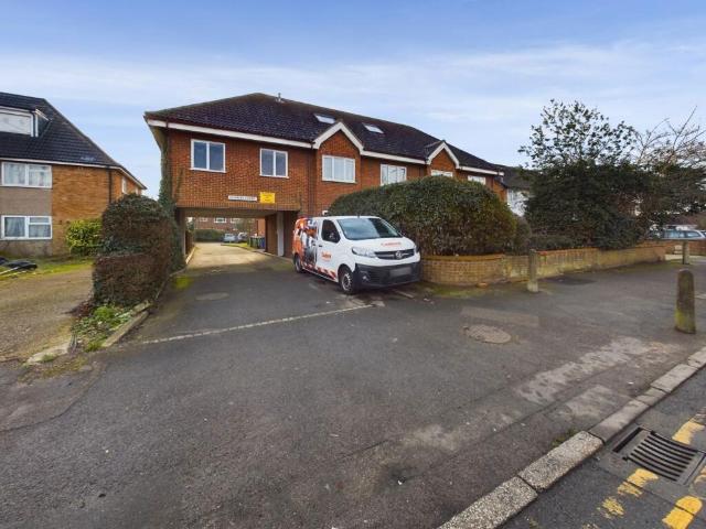 Flat for sale in Chattern Hill, Lower Halliford