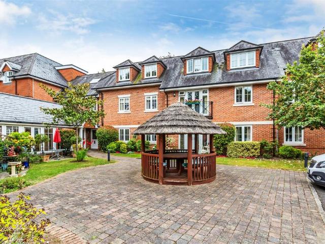 Flat for sale in Pachesham Park, Surrey