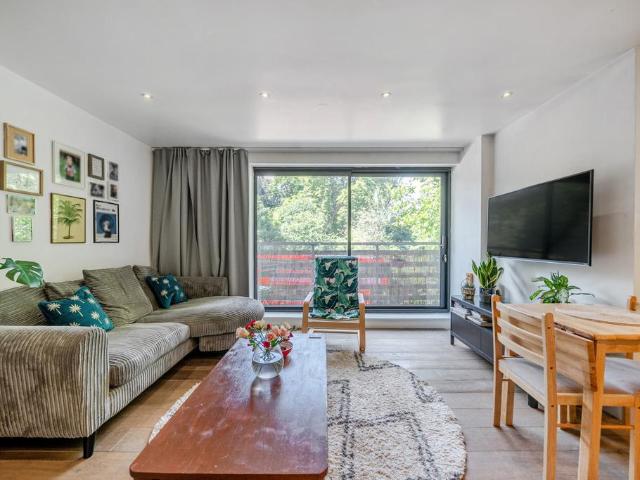 Flat for sale in Camberwell, Greater London