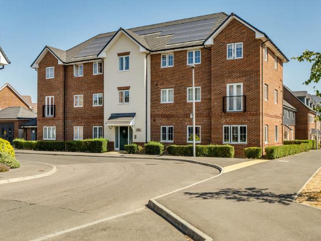 Flat for sale in Finchampstead