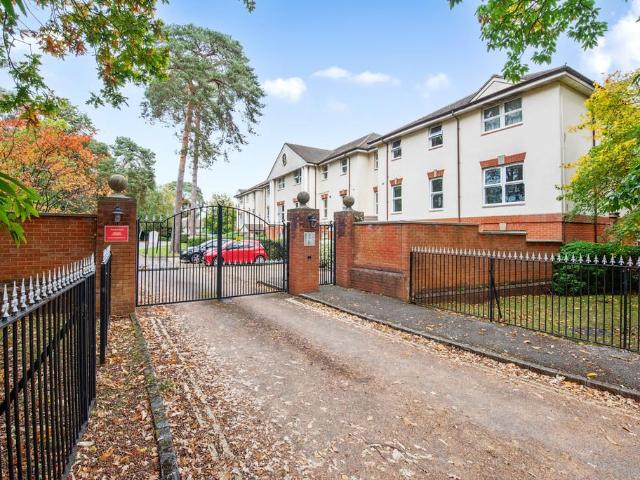 Flat for sale in South Farnborough, Rushmoor