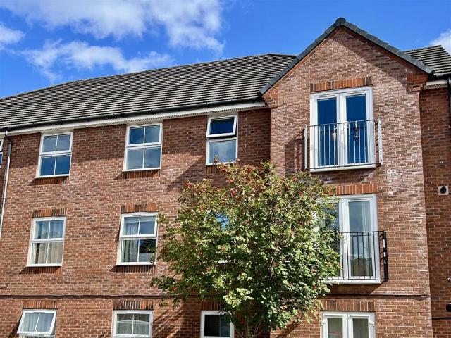 Flat for sale in Halesowen, Dudley