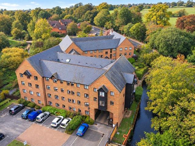 Flat for sale in Twyford, Wokingham