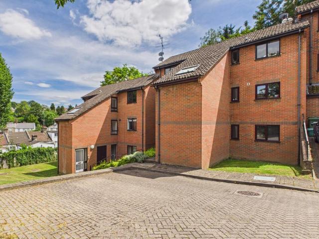 Flat for sale in Hammerfield, Pouchen End
