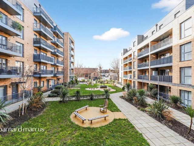 Flat for sale in New Malden, Greater London