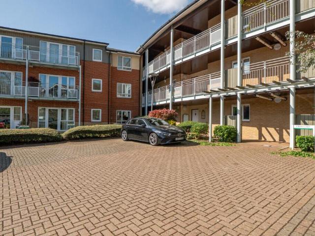 Flat for sale in Denham