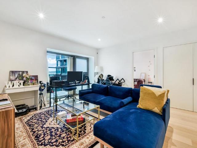 Flat for sale in Silvertown, Greater London