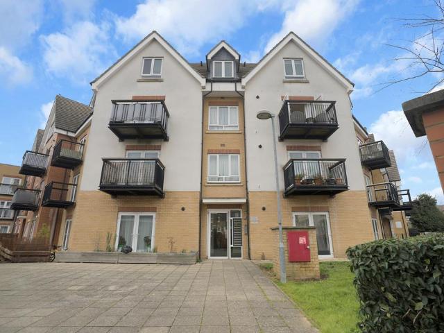 Flat for sale in London Borough of Ealing, Greater London