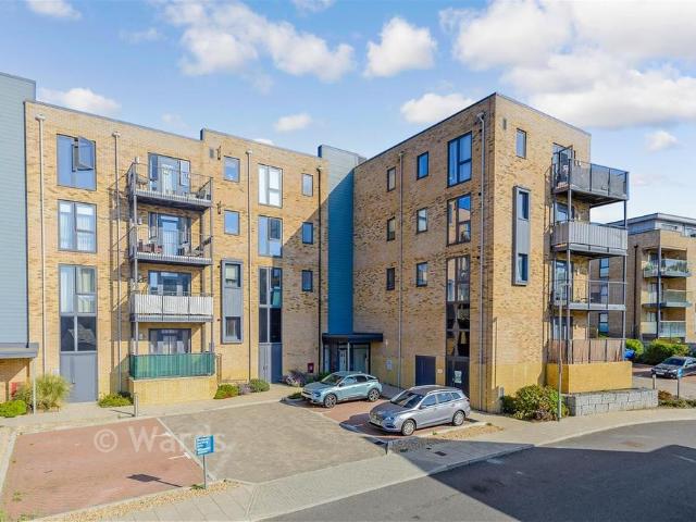Flat for sale in Castle Hill, Dartford