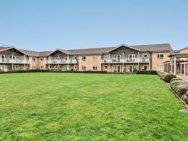 Flat for sale in Denham