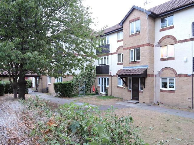 Flat for sale in Cheshunt, Broxbourne