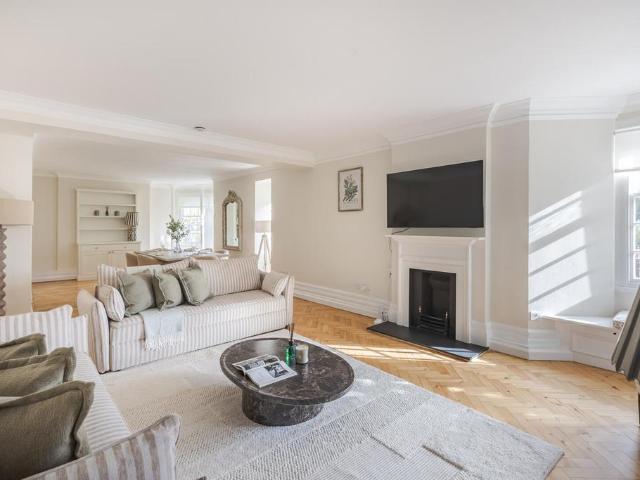 Flat for sale in Royal Borough of Kensington and Chelsea, Greater London