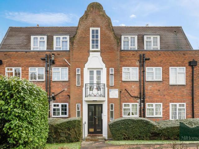 Flat for sale in Cockfosters, Greater London