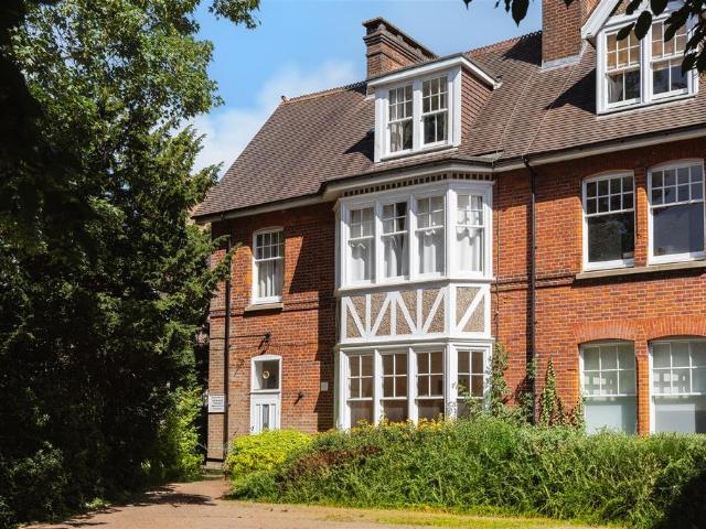 Flat for sale in Red Hill, Surrey