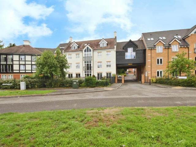 Flat for sale in Oadby, Leicestershire