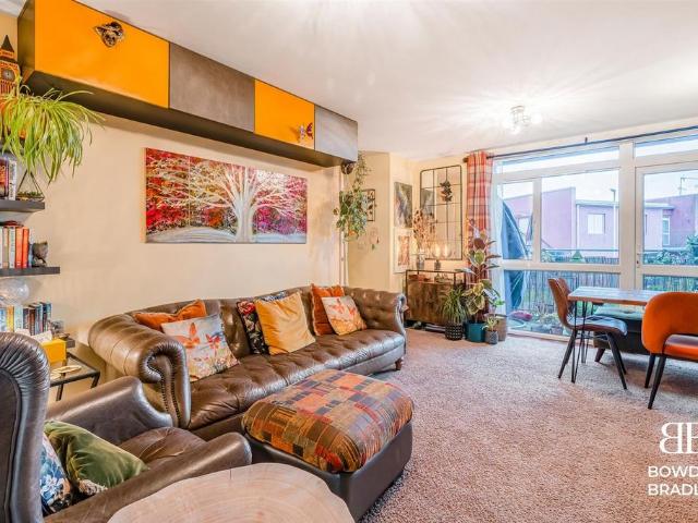 Flat for sale in Hainault, Greater London