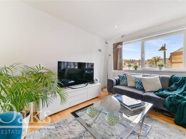 Flat for sale in West Norwood, Greater London
