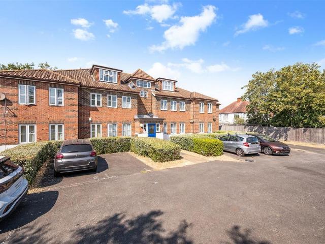 Flat for sale in Worcester Park, Greater London