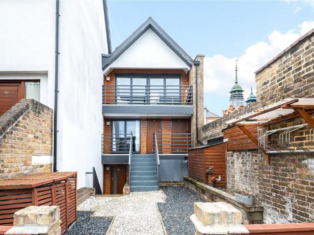 Flat for sale in Strawberry Hill, Greater London