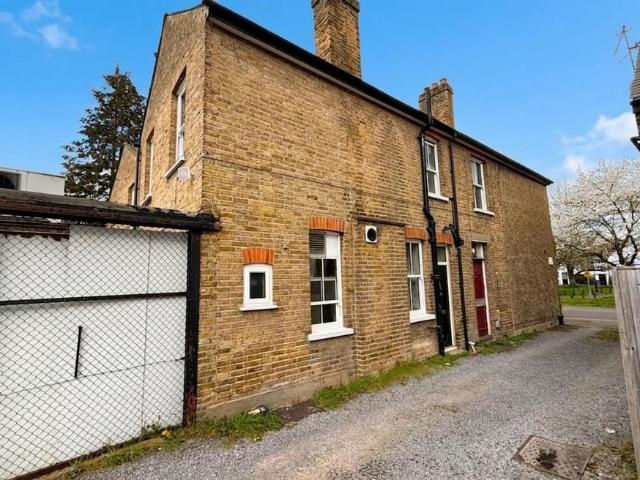 Flat for sale in Yiewsley, Isle Of Man