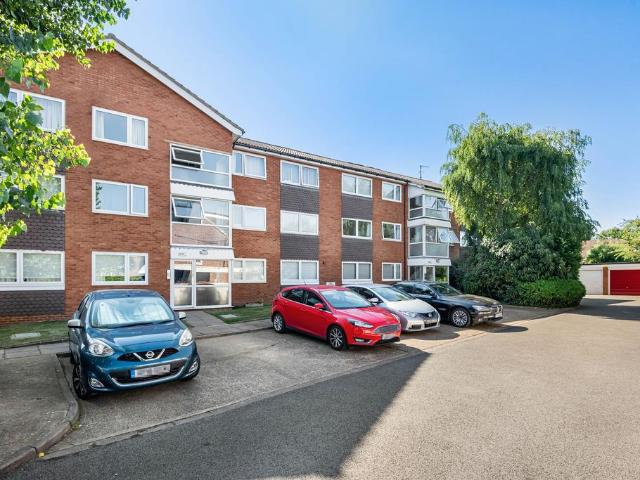 Flat for sale in Fretherne, Hertfordshire