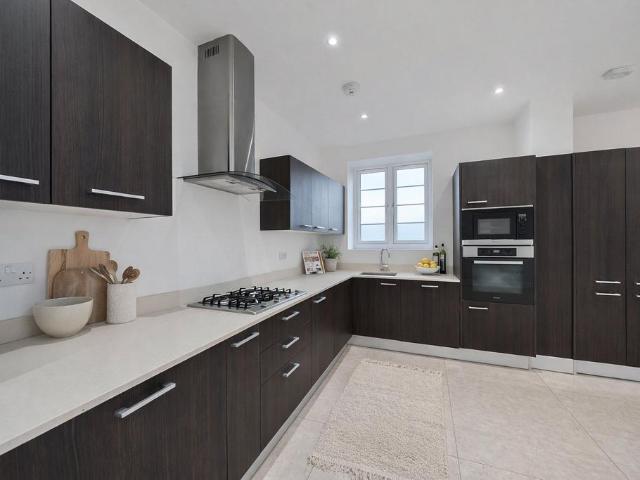 Flat for sale in Iver, Richings Park
