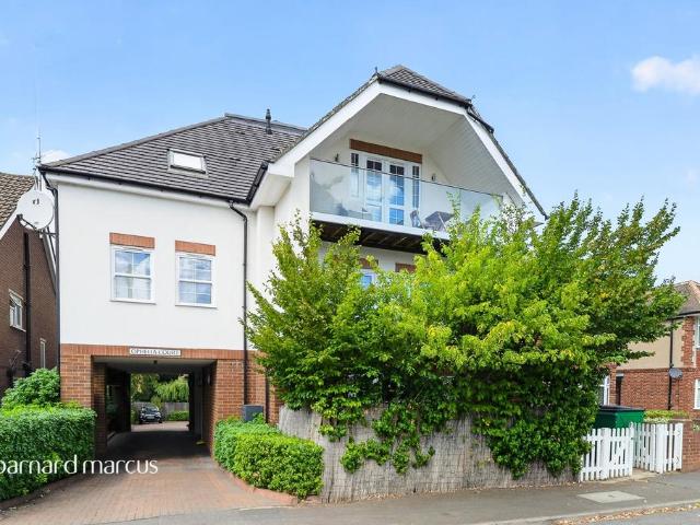 Flat for sale in Worcester Park, Greater London
