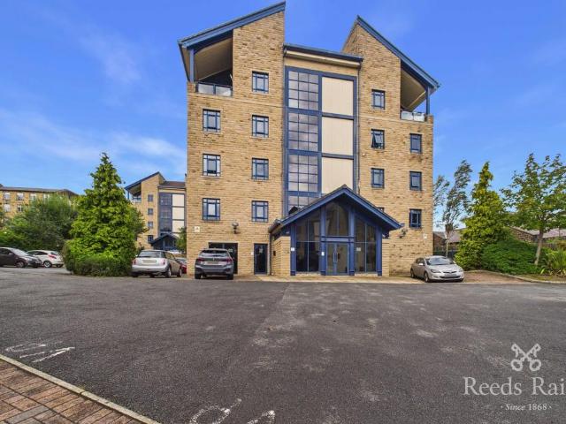 Flat for sale in Lindley, West Yorkshire