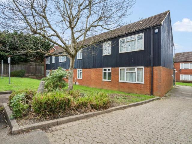 Flat for sale in Ickenham, Greater London