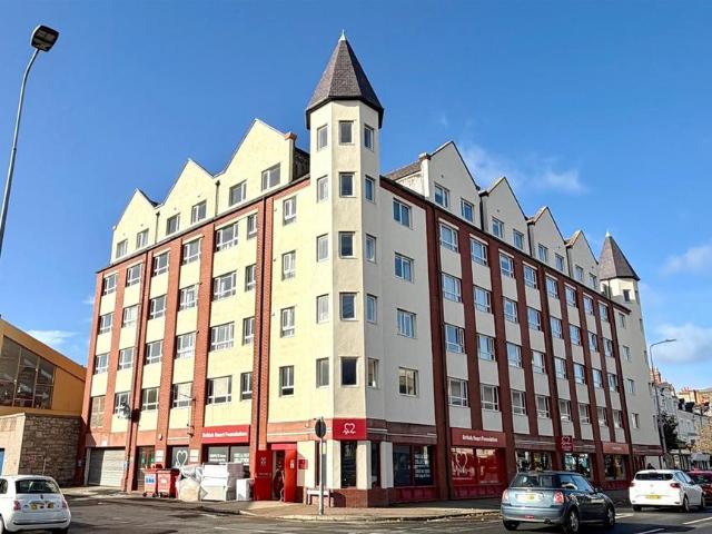 Flat for sale in Llandudno, Wales