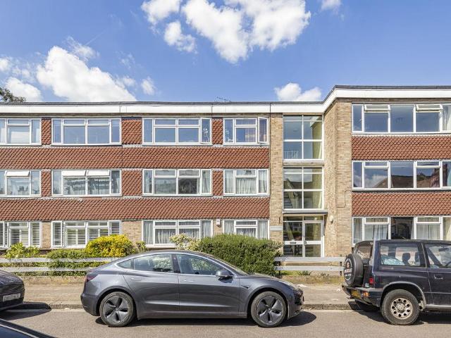Flat for sale in Aldersbrook, Greater London