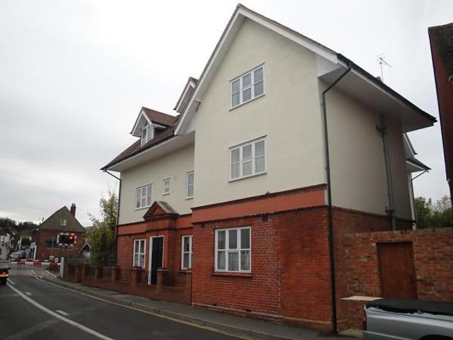 Flat for sale in Fole, Surrey