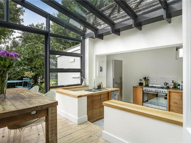 Flat for sale in Stroud Green, Greater London