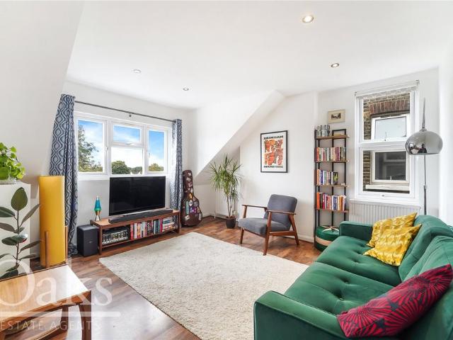 Flat for sale in Streatham, Greater London