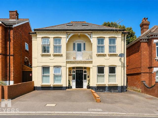 Flat for sale in Pokesdown, Bournemouth
