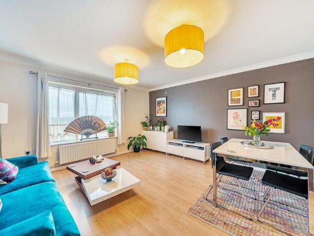 Flat for sale in London Borough of Merton, Mitcham