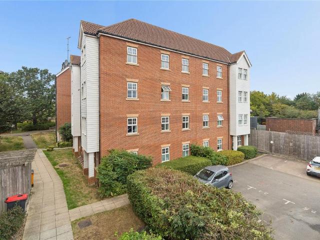 Flat for sale in Lee Chapel, Basildon