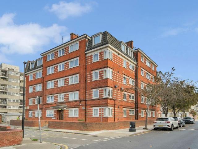 Flat for sale in Globe Town, Greater London