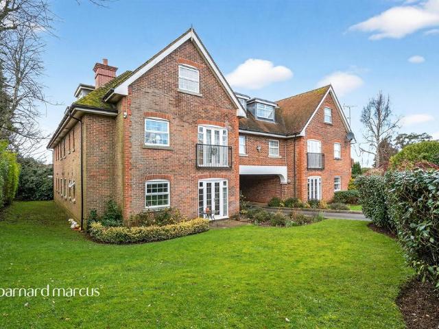 Flat for sale in Red Hill, Surrey