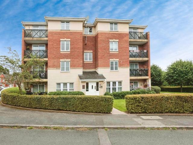 Flat for sale in Halesowen, West Midlands