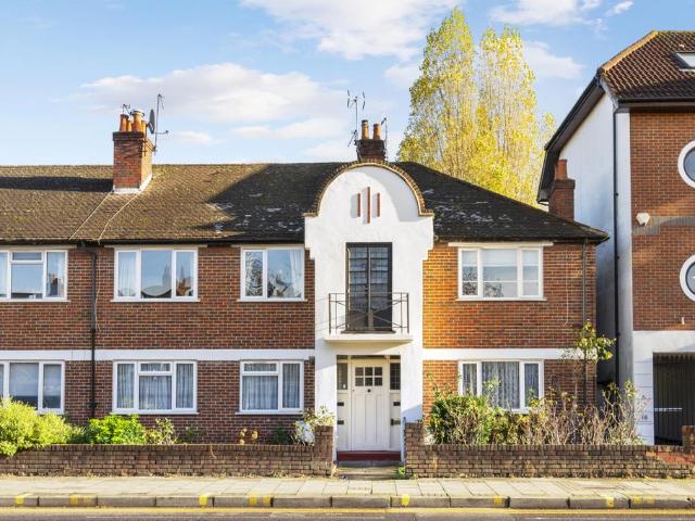 Flat for sale in London Borough of Merton, Raynes Park