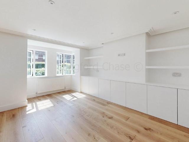 Flat for sale in London Borough of Ealing, Greater London