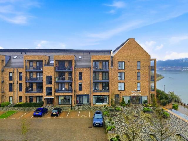 Flat for sale in Strood