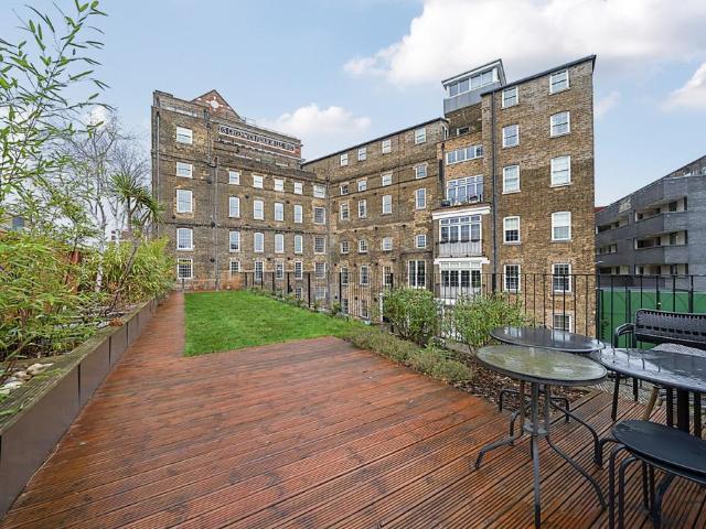 Flat for sale in Greenwich Town Centre, Greater London
