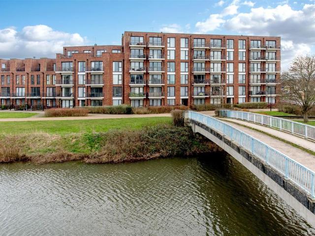 Flat for sale in Firepool, Rumwell
