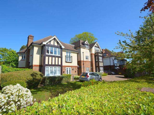Flat for sale in Hatch End, Greater London