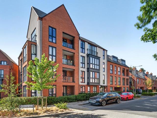 Flat for sale in Emmbrook, Wokingham